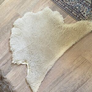Elegant Cream Sheepskin Accent Rug